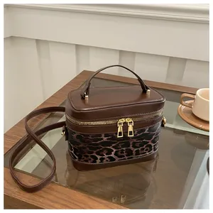 Détails du sac boîte à imprimé léopard avec double fermeture éclair et poignée robuste