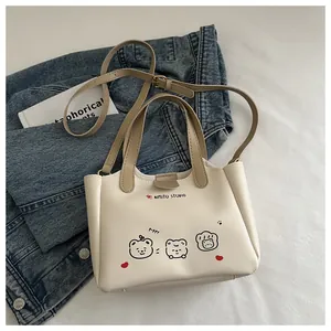 Détail d'un sac cabas blanc crème avec motifs ours mignons et bandoulière réglable