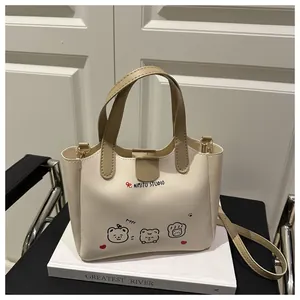 Détail du sac fourre-tout crème avec illustrations d'animaux et logo Aimitu Studio