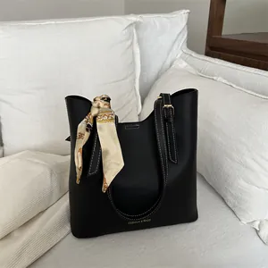 Sac fourre-tout noir mat avec surpiqûres blanches et foulard en soie décoratif