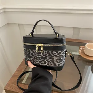 Sac boîte chic à motif léopard avec bordures noires et fermetures éclair dorées