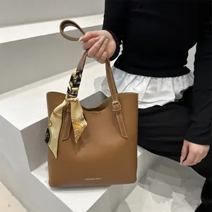 Sac cabas marron en cuir avec foulard en soie, grand sac porté épaule pour femme