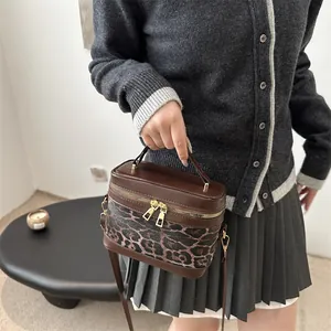 Sac à main tendance imprimé léopard avec coutures contrastées et bandoulière réglable