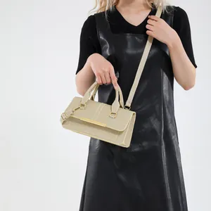 Sac à main structuré champagne doré avec large bandoulière et accents métalliques