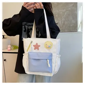Detailansicht der weißen Canvas-Tasche mit blauer Tasche und Stern-Smile-Patches