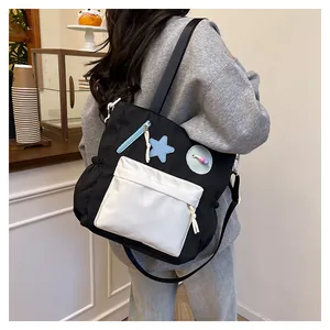 Detail der kontrastfarbenen Tote Bag mit Sternen-Patch und verstellbarer Kordeltasche