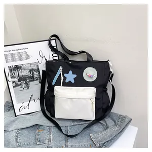 Nahaufnahme der Nylon-Tragetasche mit blauem Stern-Patch und kontrastreichen Details