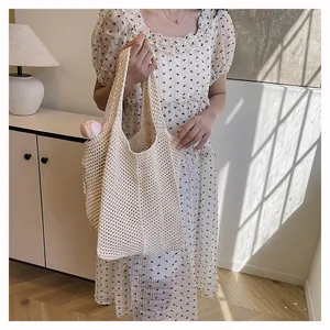Gros plan détaillé du sac cabas en crochet ivoire avec texture tricotée et grande capacité