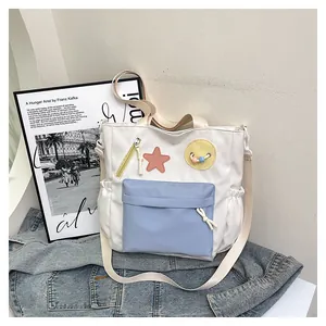 Detail der Color-Block-Tasche mit rosa Stern-Patch und hellblauer Reißverschlusstasche