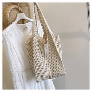 Détail de la maille d'un grand sac cabas en crochet beige pour la mode d'été