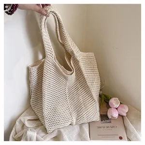Vue détaillée d'un sac cabas au crochet blanc crème avec un design en maille ajourée