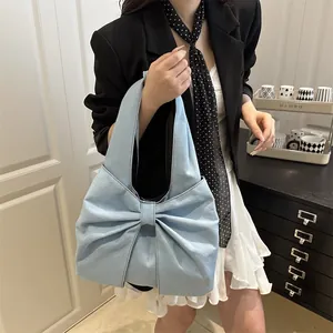 Sac fourre-tout tendance en jean bleu clair avec grand nœud pour un style d'été décontracté