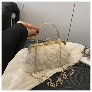 Dettaglio della borsa da sera a fiore con chiusura vintage dorata e catena