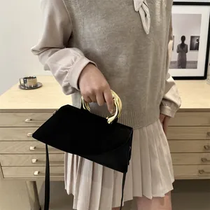 Sac à main chic français noir avec poignée ondulée dorée unique pour porter en bandoulière