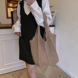 Sac fourre-tout chic en tricot kaki pour femme montrant un style de sac d'épaule d'été