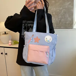 Japanische süße Tragetasche im Kontrastdesign mit mehreren Taschen an einem Model
