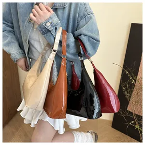 Detail van glanzende laklederen hobo-tassen in crème, bruin, zwart en bordeaux kleuren