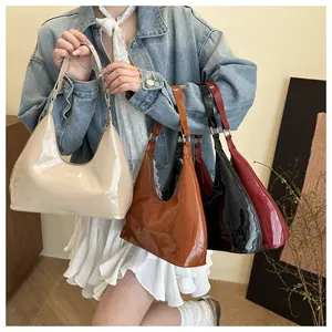 Chique glanzende hobo-schoudertassen in wit, bruin, zwart en bordeauxrood leer