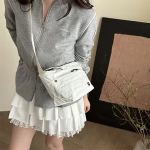 Bolso bandolera blanco minimalista de nailon con textura plisada natural para mujer de 2025
