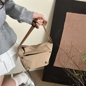 Bolso bandolera minimalista de nailon caqui con correa ancha ajustable para uso diario
