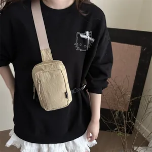 Minimalistische beige Brusttasche mit verstellbarem Riemen für Outdoor-Reisen und Pendeln