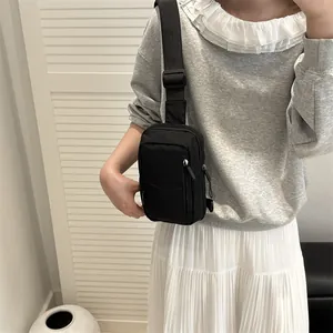 Minimalistische schwarze Nylon-Brusttasche mit verstellbarem Gurt für Outdoor-Reisen