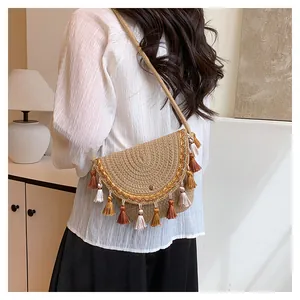 Détail du sac de selle tissé bohème avec broderie ethnique colorée et détails de franges