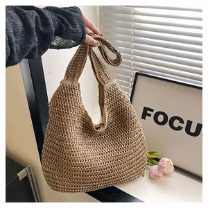 Détail du sac en paille tissé à la main avec texture fine et doublure en tissu assorti