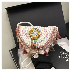 Détail de la sacoche ethnique tissée avec des perles colorées et des glands à franges