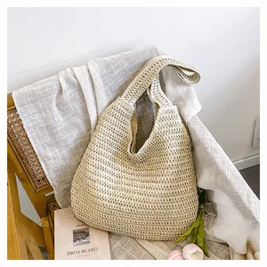 Détail d'un sac cabas en paille tissé à la main avec une texture fine et un style d'été