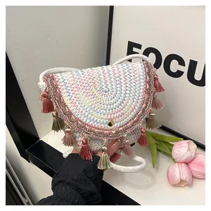 Détail du sac de selle tissé bohème avec des motifs géométriques et des franges