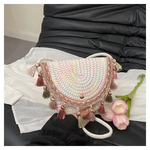 Vue détaillée du sac besace ethnique tissé avec franges multicolores et fermoir métallique