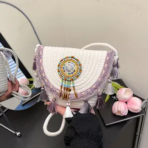 Sacoche bohème tissée blanche avec franges violettes et détails ethniques