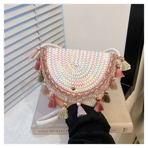 Détail du sac besace bohème en tricot avec motifs à vagues colorés et glands à franges