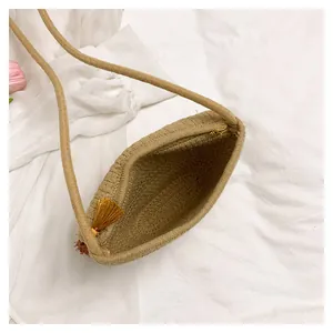 Vue de dessus montrant l'intérieur du sac tissé avec fermeture éclair et gland en soie