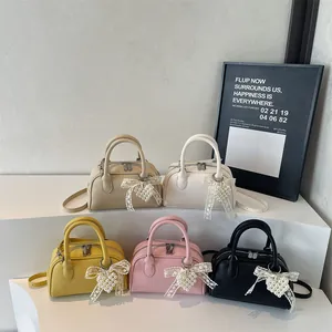 Mini borse quadrate alla moda in cinque colori con ciondoli di perle e tracolle regolabili