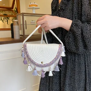 Sacoche bohème en tissage blanc avec glands à franges violets et fermoir en métal