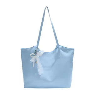 Borsa tote celeste chic da donna con ciondoli a fiocco e perle per l'estate 2025