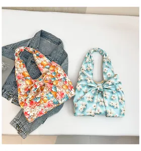 Detaillierte Nahaufnahme von 3D-Blumen-Handtaschen mit Schleifen und Satinstoff