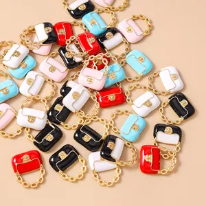 Makroaufnahme bunter Emaille-Handtaschen-Anhänger für DIY-Schmuck und Accessoires