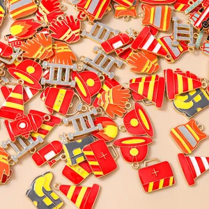 Λεπτομερής κοντινή λήψη μενταγιόν σμάλτου με θέμα την πυροσβεστική για κοσμήματα DIY
