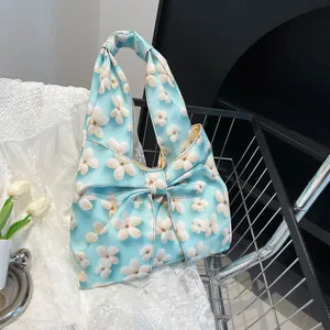 Hellblaue Blumentasche mit 3D-Blüten und elegantem Schleifendetail für Damen
