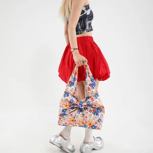 Modische Henkeltasche mit großer Schleife und buntem Gänseblümchen-Print für Damen