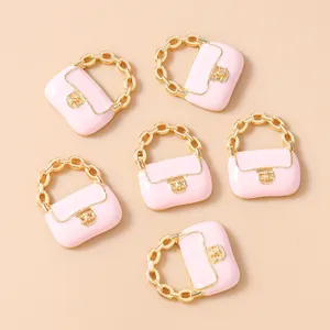 Detailansicht rosa Mini-Handtaschen-Anhänger mit Goldkette für DIY-Schmuckherstellung