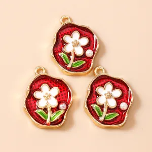 Floral σμαλτωμένα μενταγιόν με 3D λουλούδια και πράσινα φύλλα σε κόκκινη κυματιστή βάση