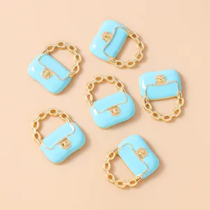 Hellblaue Emaille-Handtaschen-Anhänger mit goldenen Griffen für DIY-Schmuck und Bastelarbeiten