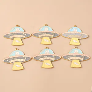 Λεπτομερής προβολή πολύχρωμων σμάλτων UFO με μοτίβα γατών για χειροποίητα κοσμήματα DIY