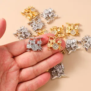 Vista macro di ciondoli a batteria in oro e argento con strass per gioielli fai da te