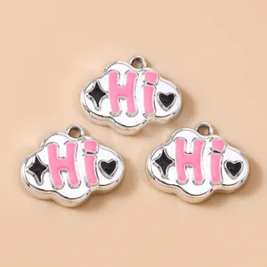Λεπτομέρεια από κρεμαστά σύννεφα με ροζ γράμματα HI για DIY κατασκευή κοσμημάτων
