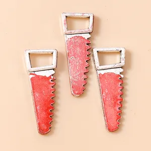 Detailansicht der silbernen Sägeanhänger mit roten Blutspritzern für Halloween-Schmuck DIY